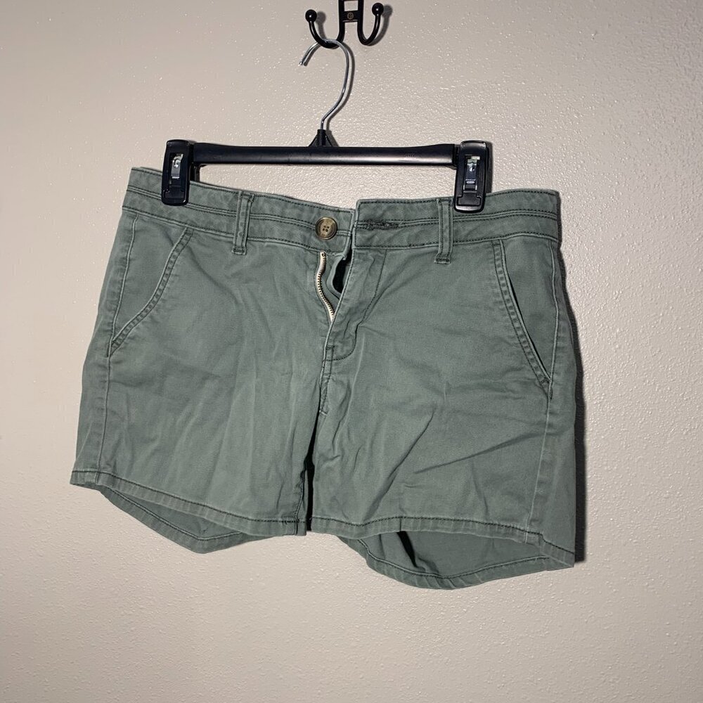 American Eagle - Green midi shorts